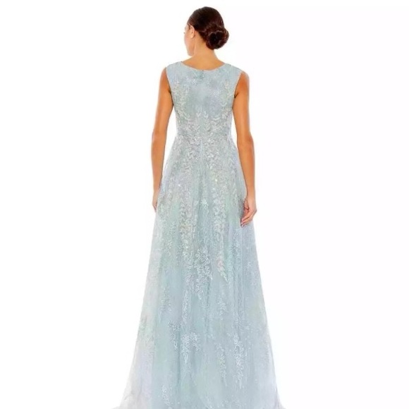 STUNNING MAC DUGGAL SLEEVELESS GOWN - Picture 2 of 9